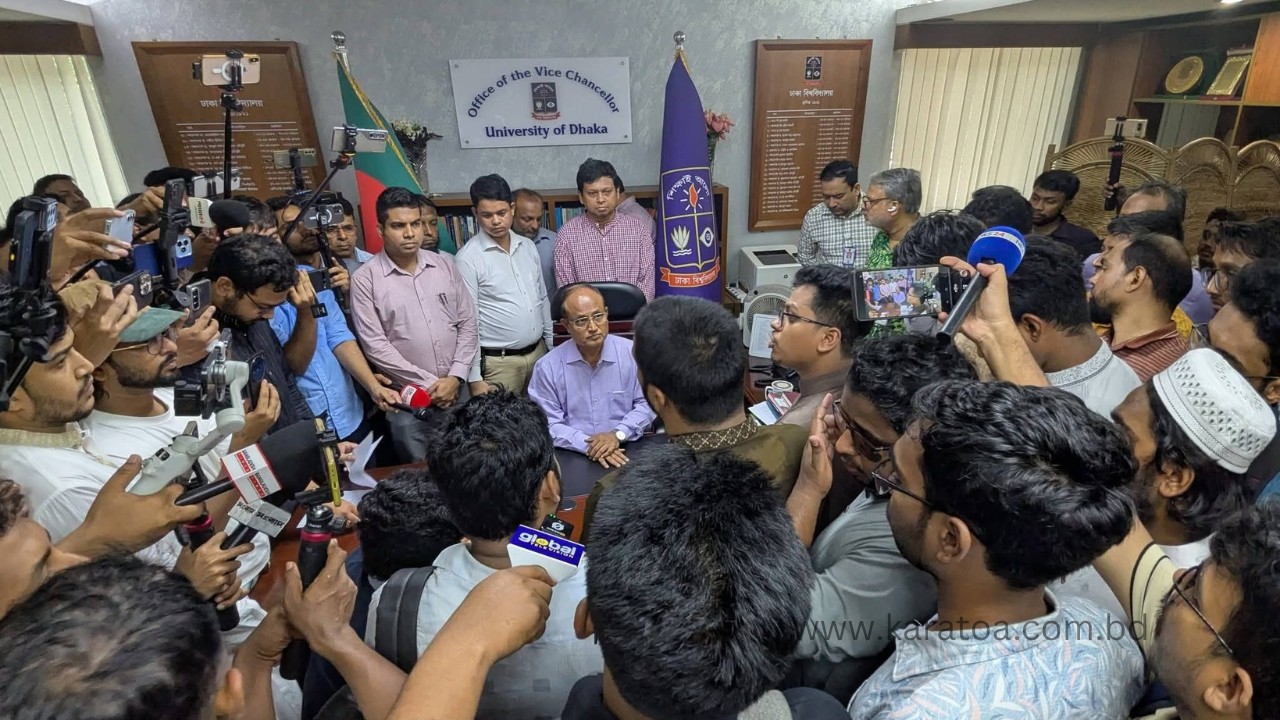 রেজিস্ট্রার ভবন ঘেরাও করে ডাকসুর চার দফা দাবি